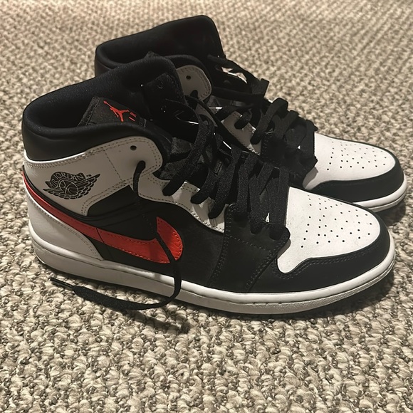 Air Jordan 1 Mid 'Chile Red Shoes - Picture 1 of 5